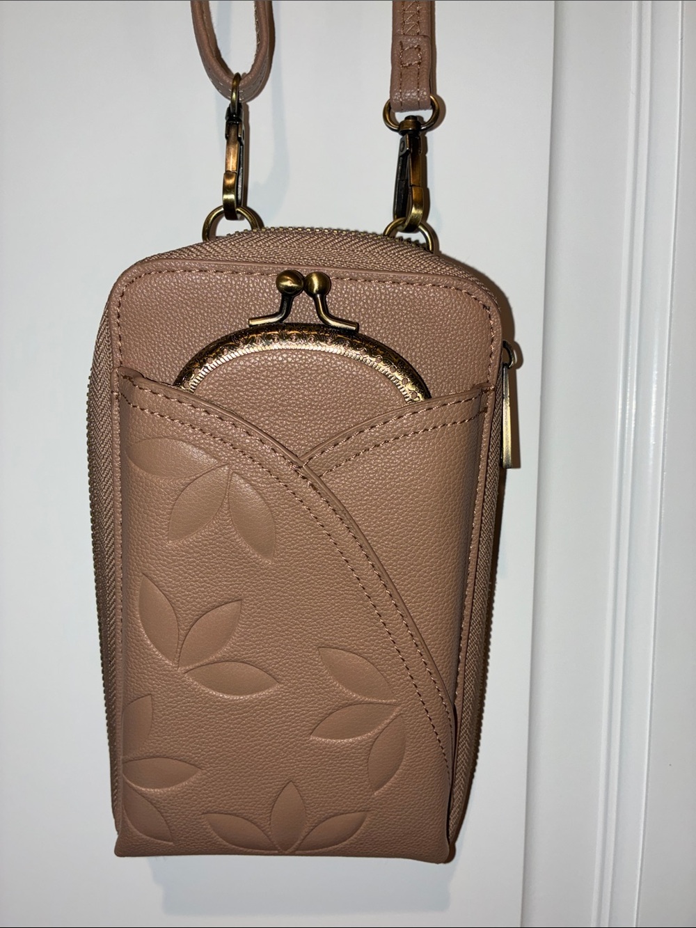 NWT Save The Girls Taupe Touchscreen RFID Phone Crossbody Wallet Kiss Lock Pouch